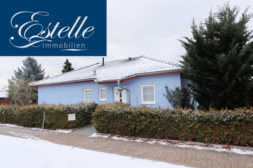 Haus Ost Ansicht straßenseitig - Stilvoller Winkelbungalow mit großem Garten – Wohnen auf einer Ebene - 2 Stellplätze