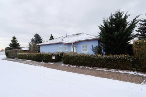 Haus Ost Ansicht straßenseitig aus Norden - 4 Zimmer Bungalow zum Kaufen in Landsberg