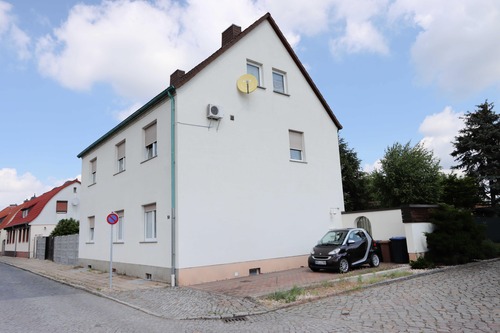 Haus straßenseitig aus Kreu - 