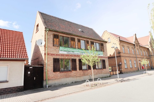 Haus straßenseitig links - 6 Zimmer Mehrfamilienhaus, Wohnhaus zum Kaufen in Sandersdorf