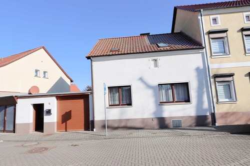 Haus straßenseitig mittig - 5 Zimmer Einfamilienhaus zum Kaufen in Zörbig
