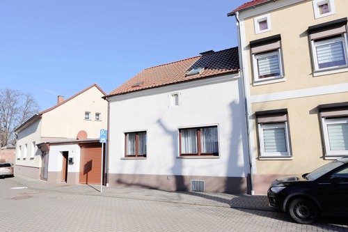 Haus straßenseitig rechts - 5 Zimmer Einfamilienhaus in Zörbig