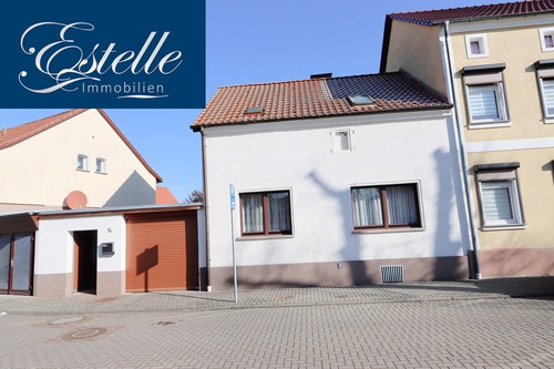 Haus straßenseitig mittig - Haus mit viel Stauraum und kleinem Garten - Garage - Carport