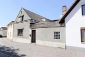 Haus straßenseitig rechts - 7 Zimmer Zweifamilienhaus in Roitzsch
