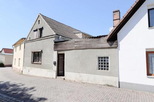Haus straßenseitig rechts - 7 Zimmer Zweifamilienhaus in Roitzsch