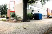 Seitenansicht mit Parkfläche - 
