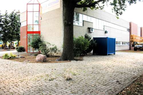 Seitenansicht mit Parkfläche - 