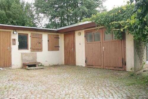Innenhof mit Garage und Schuppen - 