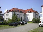 Parkplatz mit Eingangsbereich - Schöne Dachgeschoß-WE in ruhiger Randlage