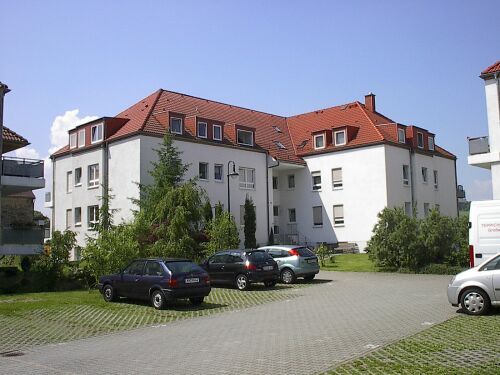 Parkplatz mit Eingangsbereich - Schöne Dachgeschoß-WE in ruhiger Randlage