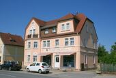 Straßenansicht von rechts - Schicke Dachgeschosswohnung nähe Stadkern