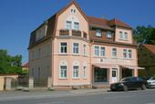 Straßenansicht von links - Schicke Dachgeschosswohnung mit EBK!
