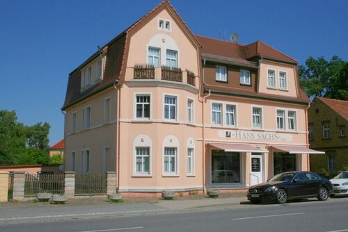 Straßenansicht von links - Schicke Dachgeschosswohnung mit EBK!