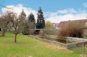 Pool mit Gartenhaus und Terrasse - 