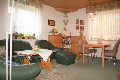 Wohnhaus - Wohnzimmer - 19 Zimmer Mehrfamilienhaus, Wohnhaus in Schleife
