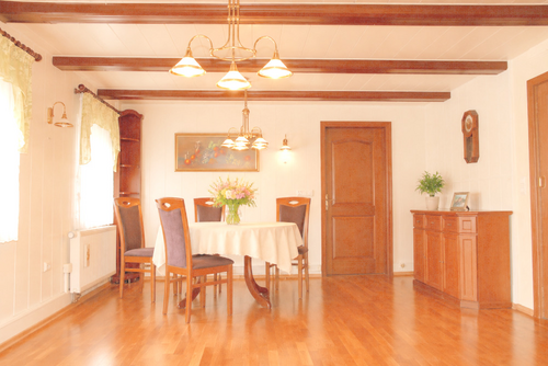 Wohnzimmer EG - 8 Zimmer Einfamilienhaus zum Kaufen in Schönbach