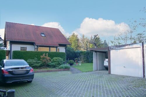 Haus mit Einfahrt, Garagen+Carport - 