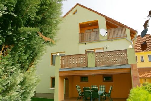 Seitenansicht mit Terrasse + Balkone - Familienfreundliches Haus mit viel Platz