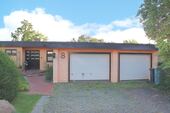 Objektansicht mit Doppelgarage - Göda - Bungalow zur Sanierung - 50.000,00&nbsp;EUR Kaufpreis, ca.&nbsp; 110,00&nbsp;m&sup2;&nbsp;Wohnfl&auml;che