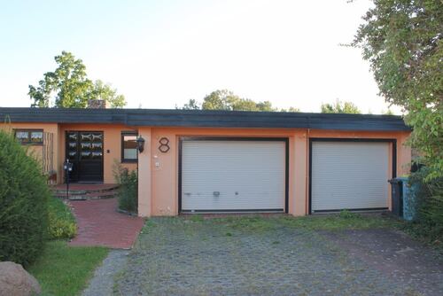Objektansicht mit Doppelgarage - Göda - Bungalow zur Sanierung - 50.000,00&nbsp;EUR Kaufpreis, ca.&nbsp; 110,00&nbsp;m&sup2;&nbsp;Wohnfl&auml;che