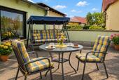Sitzecke hinter dem Haus - 