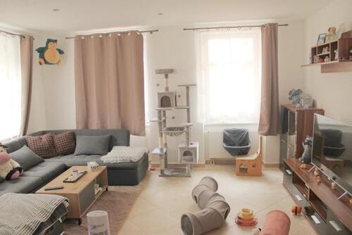 Wohnzimmer Wohnung links - 16 Zimmer Wohn- & Geschäftshaus in Bischofswerda