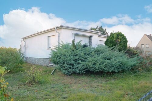 Hausansicht von links - Wohnen auf einer Ebene im Bungalow