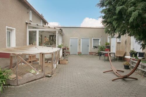 Haus und Nebengebäude - 