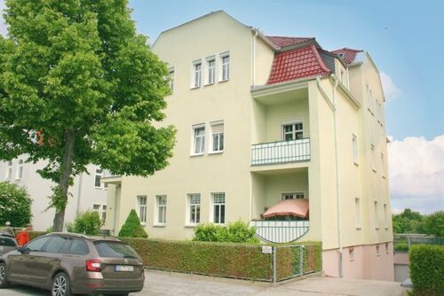 Straßenansicht mit Einfahrt zur Tiefgarage - 