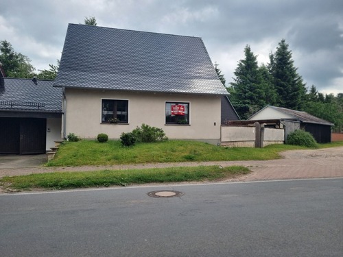 Eingangsbereich mit Garage - Einfamilienhaus mit großem Grundstück in Brunau zu verkaufen!