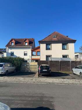 Hauseingangsseite - 9 Zimmer Einfamilienhaus zum Kaufen in Karben