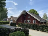 Hauseingang und Parkplatz - 