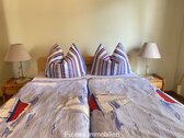 Helles Schlafzimmer mit Doppelbett - 