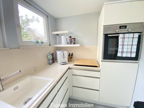 moderne hochwertige Küche mit Stein-Arbeitsplatte - 