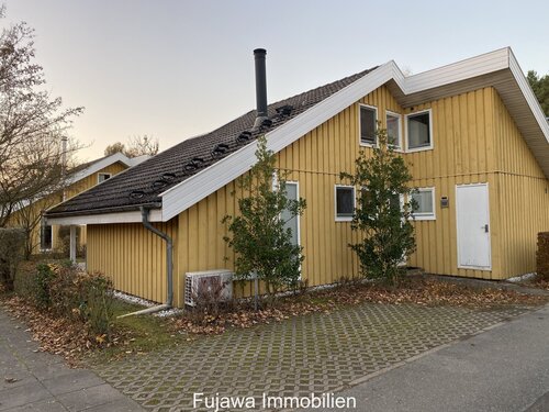 Eingangsseite mit Kfz Stellplatz vor dem Haus - 4 Zimmer Doppelhaushälfte zum Kaufen in Mirow
