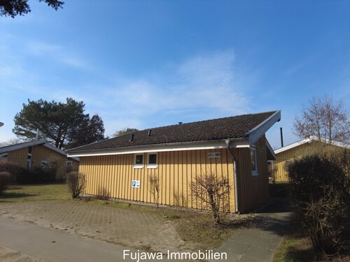 Seitenansicht mit Parklplatz (Ostseite) - 