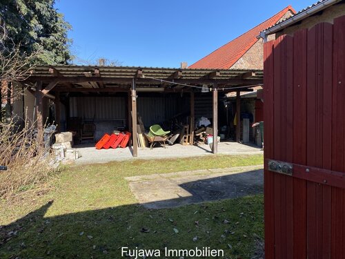 zum Hinterhof und Carport - 6 Zimmer Einfamilienhaus in Wittstock