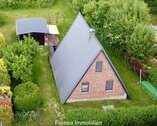 Luftaufnahme: Kompaktes Ferienhaus mit durchdachtem Grundriss und gepflegtem Gartengrundstück - 3 Zimmer Ferienhaus in Schwarz