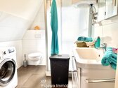 Modernes Badezimmer mit Dusche und Waschmaschine - 