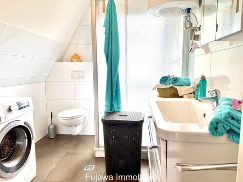 Modernes Badezimmer mit Dusche und Waschmaschine - 