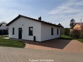 Haus Eingang und Kfz Stellplatz - 3 Zimmer Bungalow zum Kaufen in Mirow