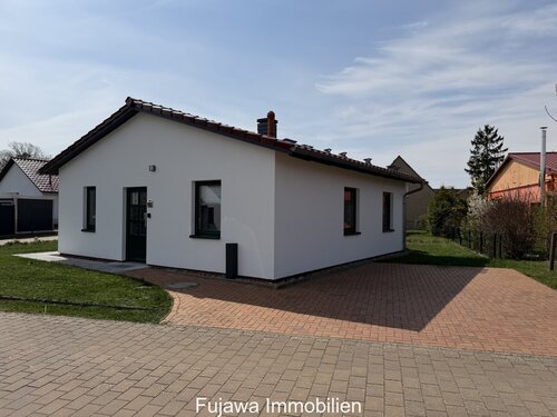 Haus Eingang und Kfz Stellplatz - 3 Zimmer Bungalow zum Kaufen in Mirow