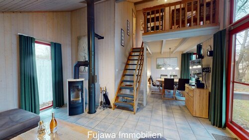 Wohnzimmer mit Treppe zur Galerie - 