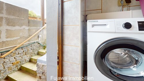 Keller Waschküche und Treppe nach draußen - 