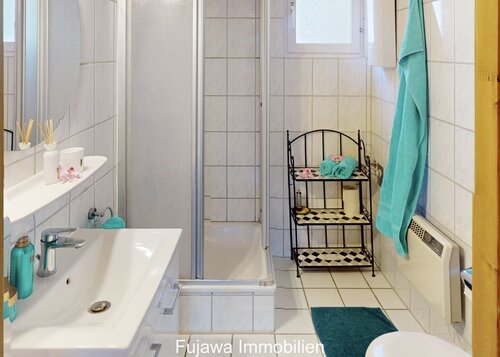 Bad mit Dusche und Fenster - 