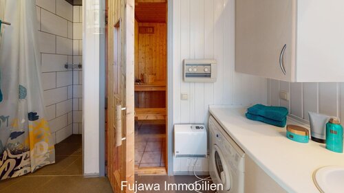 Bad mit ebenerdiger Dusche und Sauna - 