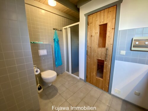 Bad mit Sauna und ebenerdiger Dusche - 