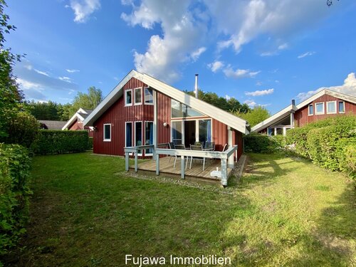 Ansicht Süd-West (Weitwinkel) - modernisiertes Ferienhaus (Nr. 178) in ruhiger Lage im Ferienpark Mirow