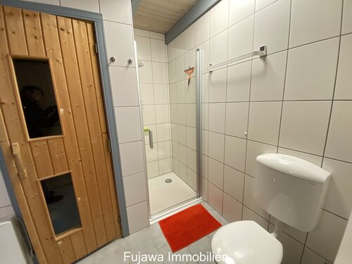 Bad mit Sauna und Dusche - 