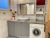 moderner Waschtisch und Waschmaschine im Bad - 